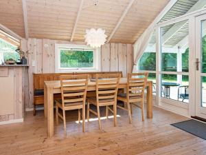 uma sala de jantar com uma mesa de madeira e cadeiras em Holiday home Toftlund XLV em Toftlund