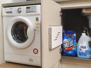 Φωτογραφία από το άλμπουμ του Holiday Apt Gwangan Beach광안리 드론쇼 매주토요일8시10시 바다가 보이는 숙소 στο Μπουσάν