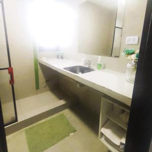 een badkamer met een wastafel en een spiegel bij HOMU DEP - Puerto deseado in Puerto Deseado