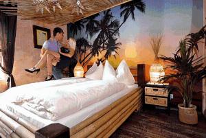 un hombre y una mujer sentados en una cama en Hacienda Mexicana en Spittal an der Drau