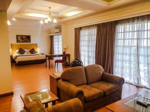 - un salon avec un canapé et un lit dans l'établissement Flamingo Hotel By The Lake, Kuala Lumpur, à Kuala Lumpur