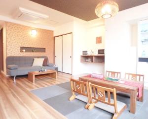 - un salon avec un canapé et une table dans l'établissement Daiki Building 2, à Kyoto