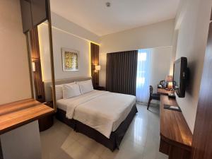 Postel nebo postele na pokoji v ubytování Crystalkuta Hotel - Bali