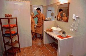 un hombre y dos mujeres parados en un baño en Hacienda Mexicana, en Spittal an der Drau