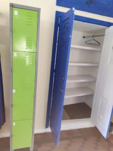 a closet with two green shelves and a blue door at Hostel Maresias do Leme in Rio de Janeiro