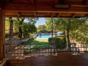 uitzicht op het zwembad vanaf de veranda van een huis bij Romantic cottage in San Feliciano with garden in San Feliciano