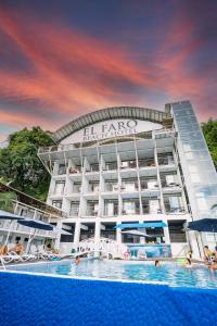 a large swimming pool with a blue sky at El Faro Beach Hotel in Manuel Antonio