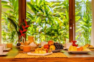 uma mesa com muitos pratos de fruta em CasaLô Hotel em Jericoacoara