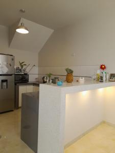 a kitchen with a counter top in a room at ENCANTO DE HUANCHACO in Huanchaco