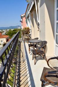 Un balcón con mesas y sillas en un edificio en Il Campanario - Cobertura, en Florianópolis