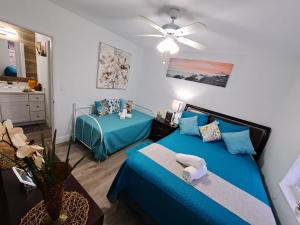 a bedroom with two beds and a bathroom at Relax 521 in Miami