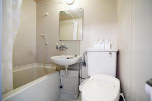 um banheiro com vaso sanitário e pia em Asakusa Japanese Style Stay with Futon & Beds em Tóquio