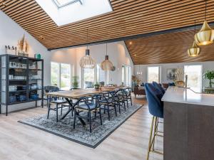 cocina y comedor con mesa y sillas en Holiday home Henne CXXVI en Henne Strand