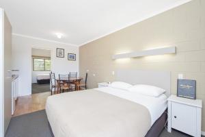 a hotel room with a bed and a television at Motel Marengo in Apollo Bay