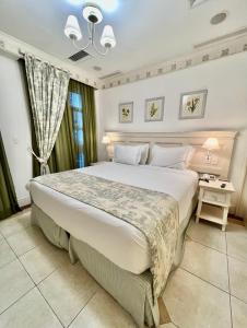 1 dormitorio con 1 cama grande en una habitación en Il Campanario - Vista Para a Piscina, en Florianópolis