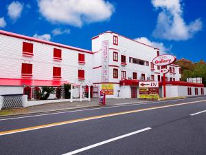 神戸市にあるホテルギャラリー（大人専用）の白い建物の前の空き道