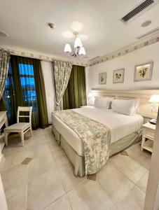 a bedroom with a large white bed in a room at Il Campanario in Florianópolis