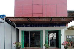 un edificio con toldo encima en RedDoorz Syariah near Universitas Bengkulu en Bengkulu