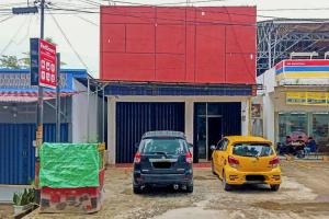 two cars parked in a parking lot in front of a store at RedDoorz Syariah near Universitas Bengkulu in Bengkulu +2 photos