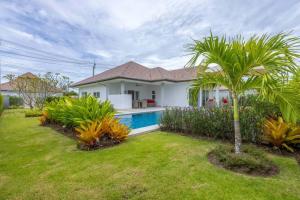 Zahrada ubytování Private 3 Bedroom Pool Villa MS22
