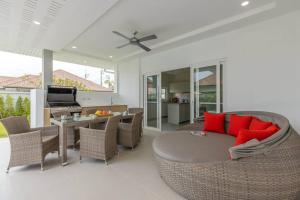 TV a/nebo společenská místnost v ubytování Private 3 Bedroom Pool Villa MS22
