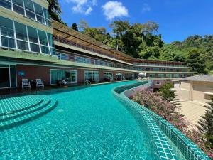 المسبح في Phi Phi Cliff Beach Resort-SHA Plus أو بالجوار