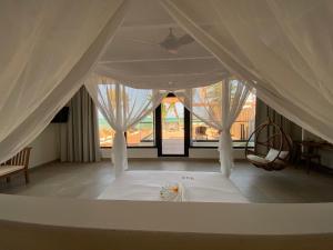 TOA Hotel & Spa Zanzibar客房内的一张或多张床位