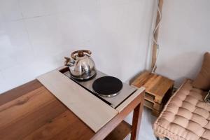 een kleine tafel met een waterkoker erop bij Old Style Surf Apartment with Private Kitchen and Shared Pool Canggu in Canggu