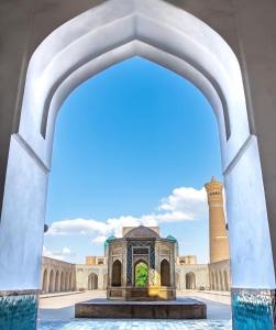 布哈拉Old Bukhara Boutique的通过拱门欣赏清真寺的景色
