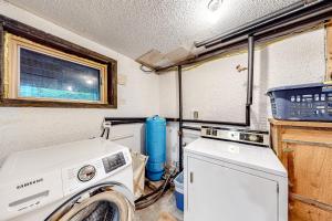 A kitchen or kitchenette at Sherwood Hideaway