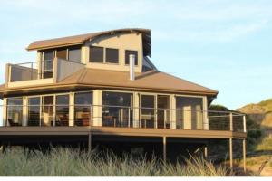 uma casa grande na praia com o oceano em Wave Retreat, King Island em Loorana