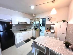 Η κουζίνα ή μικρή κουζίνα στο Naura Homestay Selangor Kuala Lumpur