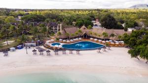 una vista aerea di un resort con piscina e spiaggia di Sands Suites Resort & Spa a Flic-en-Flac