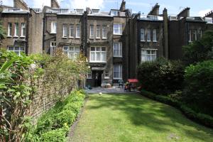 an old building with a yard in front of it at Ridgemount Hotel in London