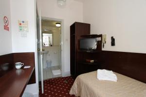 Postel nebo postele na pokoji v ubytování Ridgemount Hotel