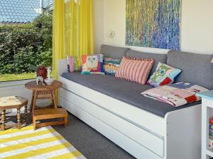 un sofá con almohadas en una habitación con ventana en Holiday home Aabenraa LXIII en Aabenraa
