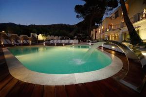 Bazén v ubytování La Pineta Hotel Beach & Spa nebo v jeho okolí
