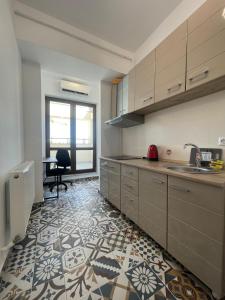 eine Küche mit Spüle und Arbeitsplatte in der Unterkunft Charming apartment near Palass Mall in Iaşi + 5 Fotos
