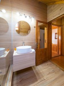 a bathroom with a sink and a mirror at Pensiunea Eric in Curtea de Argeş
