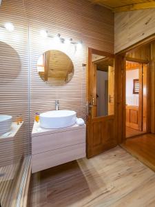 a bathroom with a sink and a mirror at Pensiunea Eric in Curtea de Argeş +30 photos