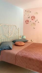 促簇羅斯的住宿－Colorful House Tsoutsouras，一间卧室配有一张带两个枕头的床
