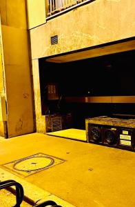 an empty room with a room with a radio at Au pied de la tour Eiffel Trocadéro in Paris