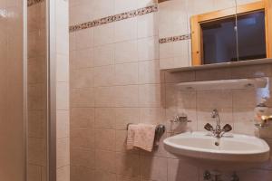 ein Bad mit einem Waschbecken und einer Dusche in der Unterkunft Haus Möslehof in Kauns