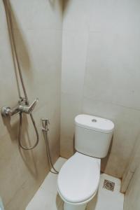 een badkamer met een wit toilet en een douche bij DS Colive Layur Kota Lama in Semarang