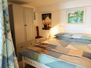 um quarto com uma cama e um armário em Beachfront Studio Apartment em Felixstowe