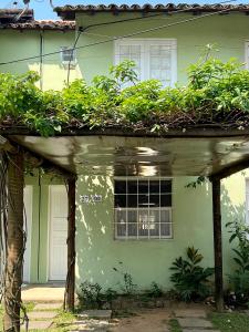 a green house with plants on top of it at Casa verde no centro de Paraty in Paraty
