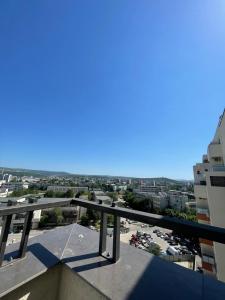 Blick auf die Stadt vom Balkon eines Gebäudes in der Unterkunft Charming apartment near Palass Mall in Iaşi