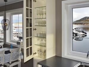 una sala da pranzo con finestra e bicchieri da vino di 6 person holiday home in Oksvoll a Oksvoll
