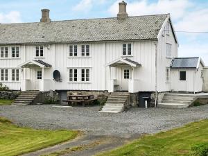 ein großes weißes Gebäude mit einem Picknicktisch davor in der Unterkunft Six-Bedroom Holiday home in Bud in Bud