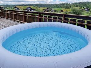 une grande baignoire remplie d'eau bleue sur une terrasse dans l'établissement Holiday home Aseral II, à Tjaldal